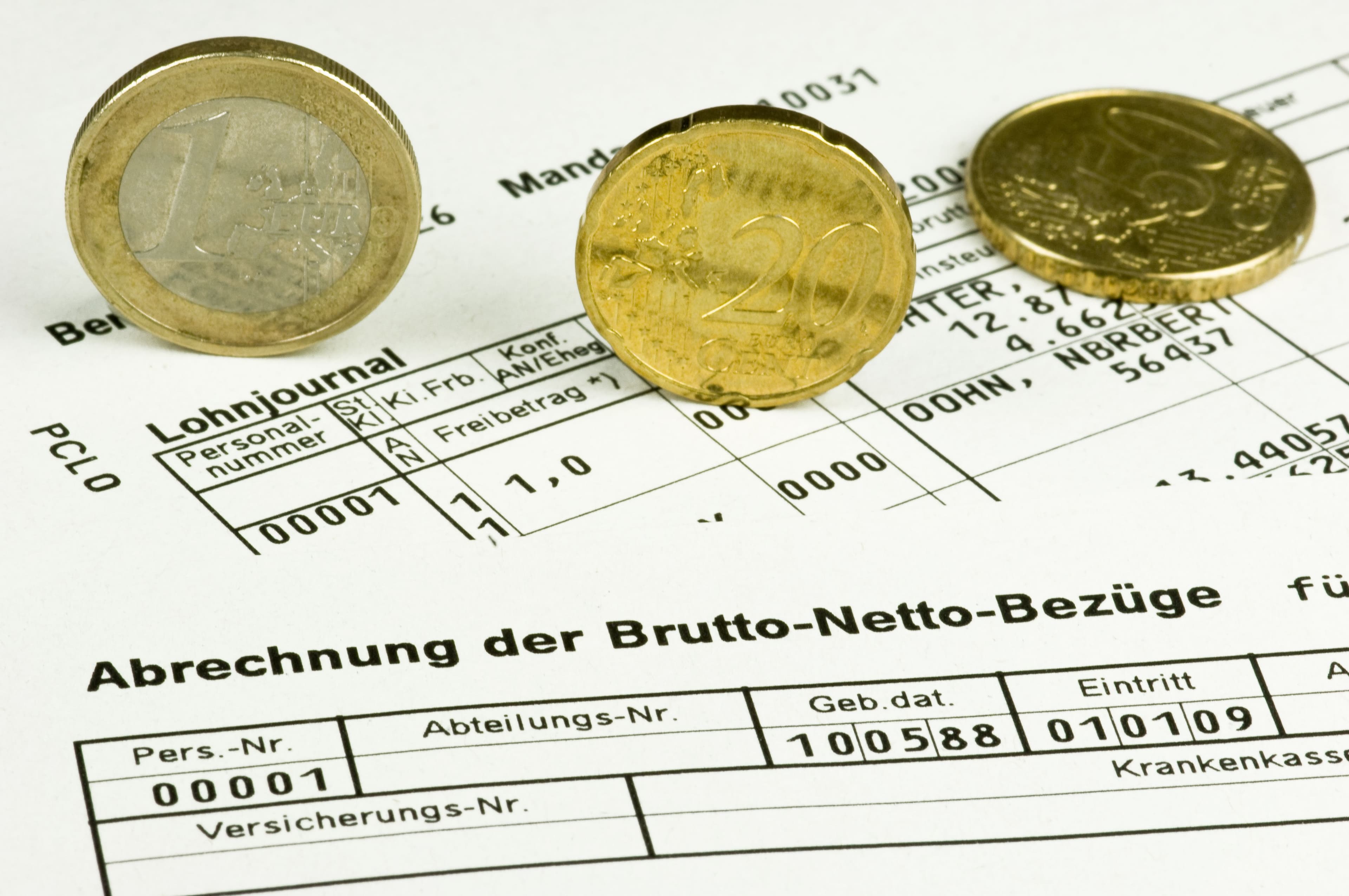 Brutto-Netto-Abrechnung mit Euro-Münzen: Symbolbild Lohnbuchhaltung Euro-Münzen auf einer Gehaltsabrechnung mit Brutto- und Nettobezügen