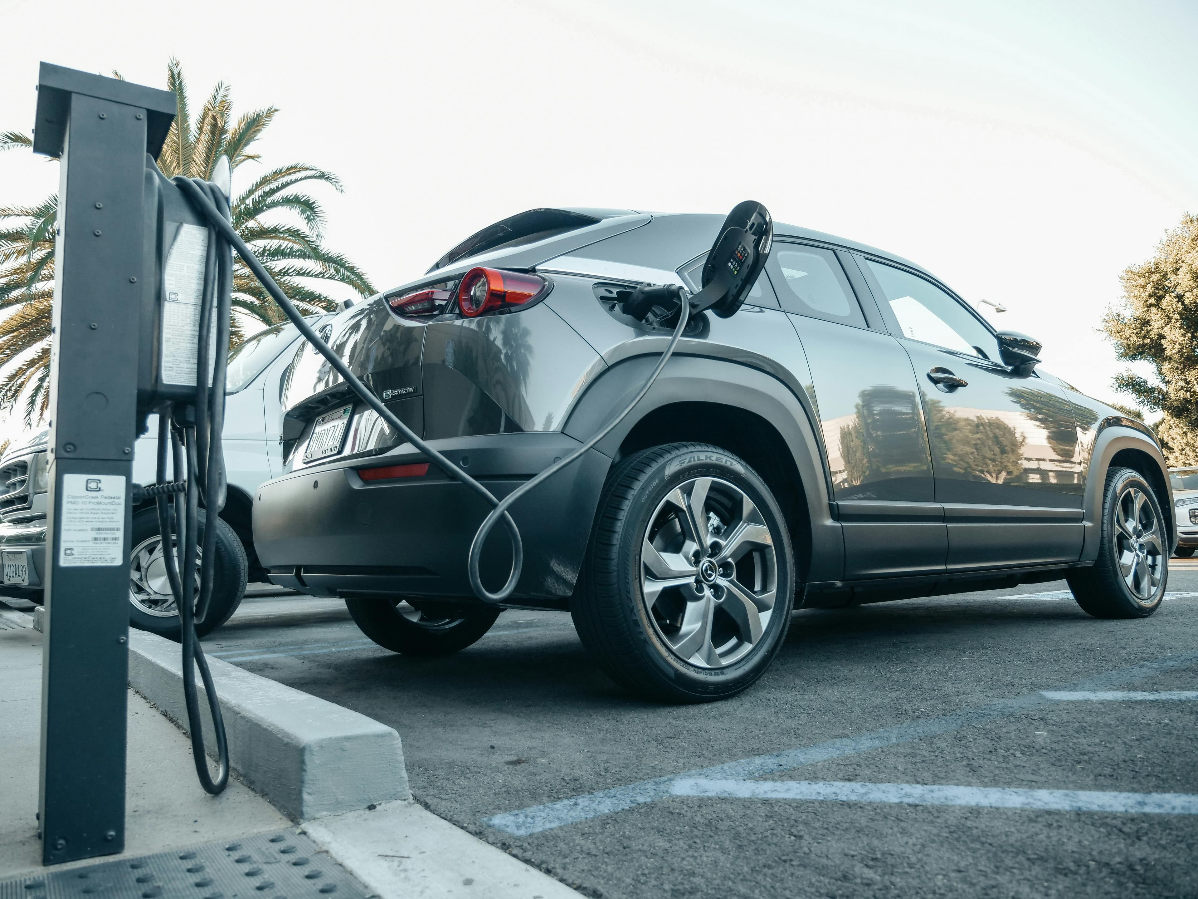 Blog Card Image Ein Elektroauto wird an einer Ladestation auf einem Parkplatz aufgeladen - Elektro-Dienstwagen