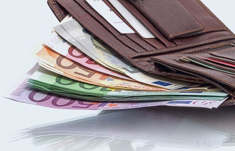 Gehalt im Fokus – Lohnabrechnung mit Transparenz und Struktur Offene Geldbörse mit vielen Euro-Banknoten – Symbol für Gehalt, Lohnabrechnung und Vergütung