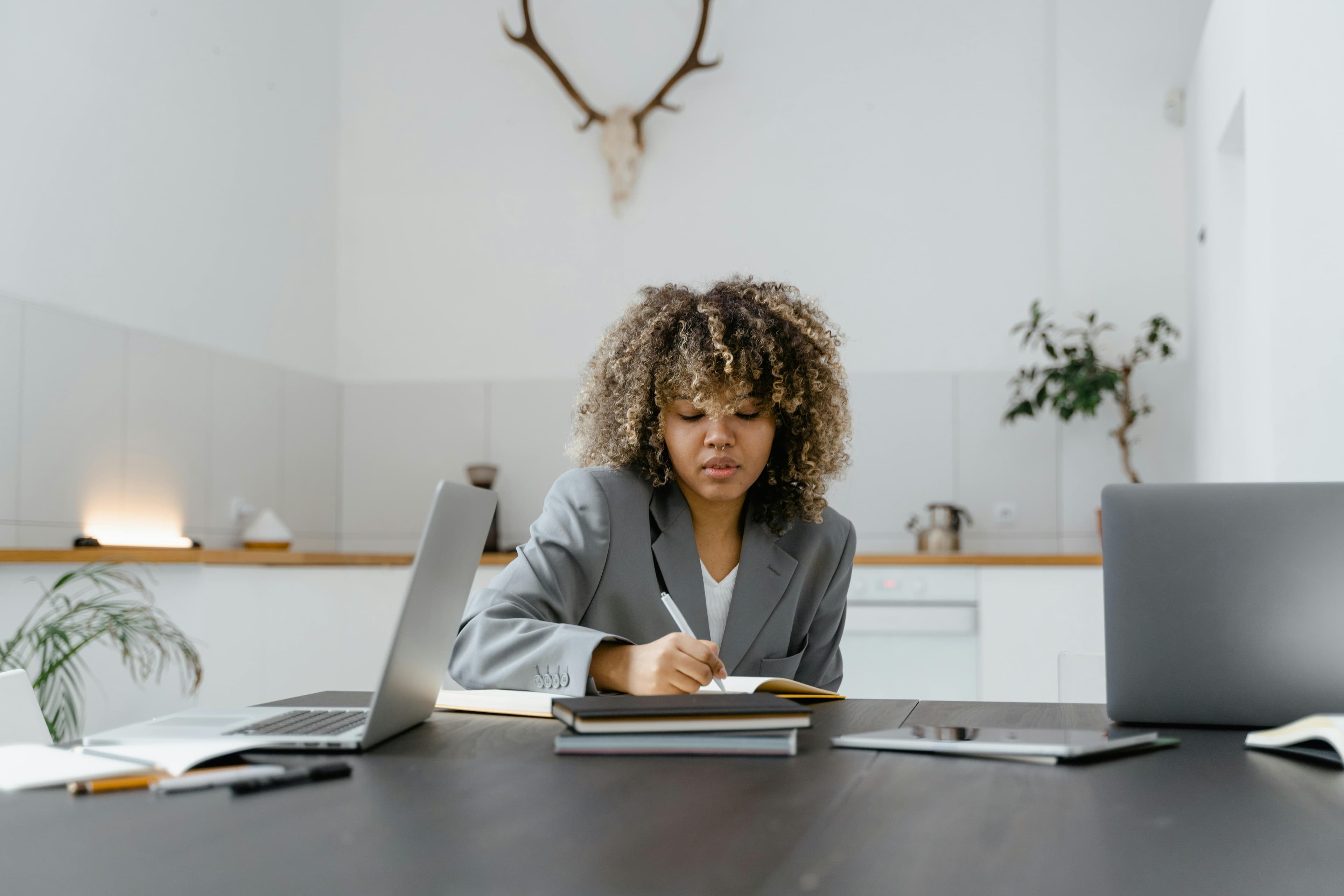 Frau arbeitet am Laptop - Lohnfortzahlung im Minijob